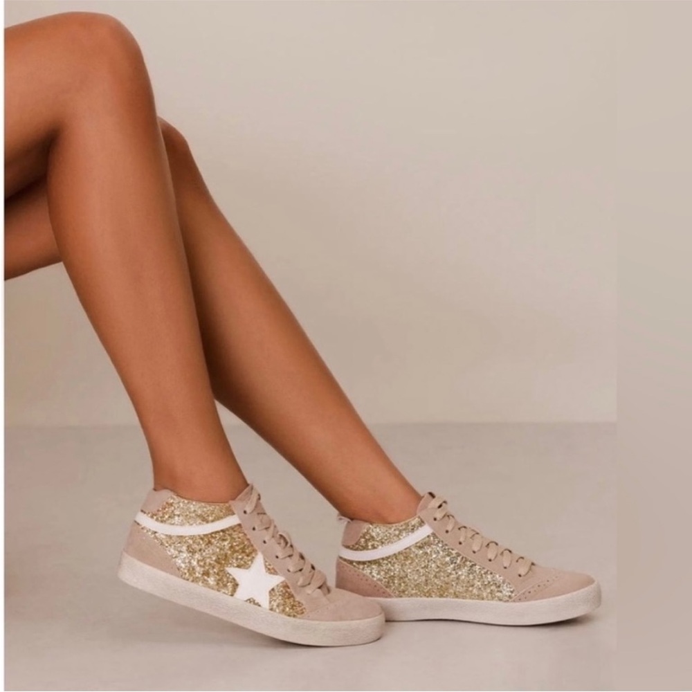Mi.iM Daisy Gold with White Star
Sneaker - Size 9